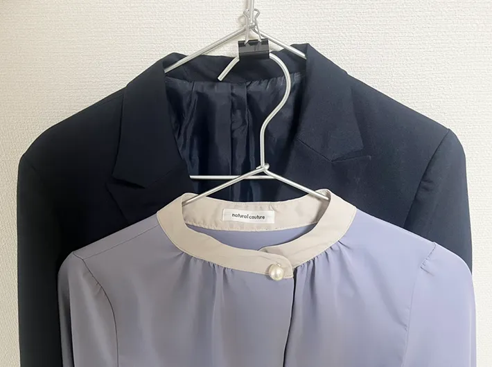 ハンガーにかけた服の写真（撮影：grapeライフハック編集部）