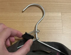 ハンガーとダブルクリップの写真（撮影：grapeライフハック編集部）