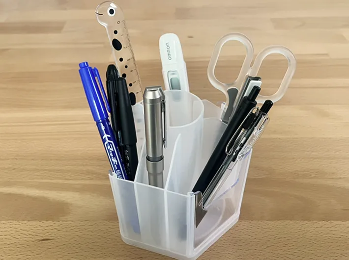 文房具を入れた『回転式ペンホルダー』の写真（撮影：grapeライフハック編集部）