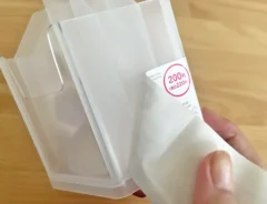 シールをはがす『回転式ペンホルダー』の写真(撮影:grapeライフハック編集部)