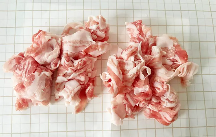 『豚しゃぶとレタスの小鍋』を作る写真（撮影：エニママ）