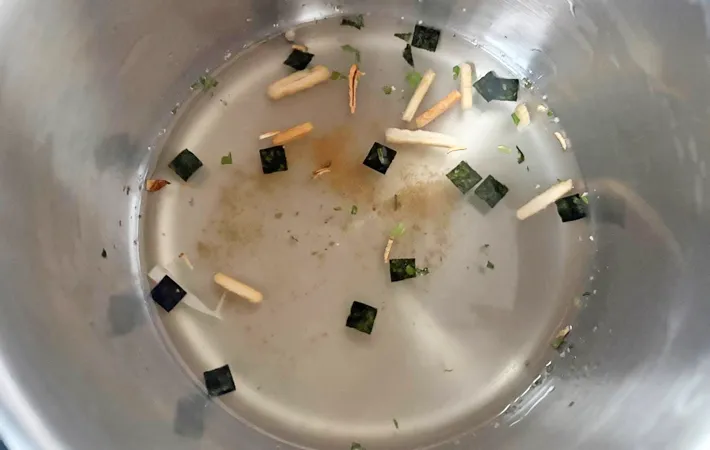 『豚しゃぶとレタスの小鍋』を作る写真（撮影：エニママ）