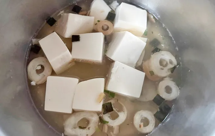 『豚しゃぶとレタスの小鍋』を作る写真（撮影：エニママ）