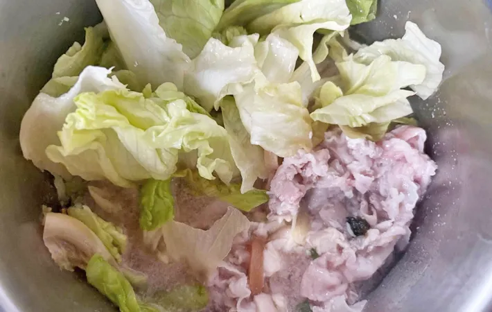 『豚しゃぶとレタスの小鍋』を作る写真（撮影：エニママ）