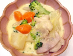 『簡単クリームシチュー』を作る写真（撮影：エニママ）