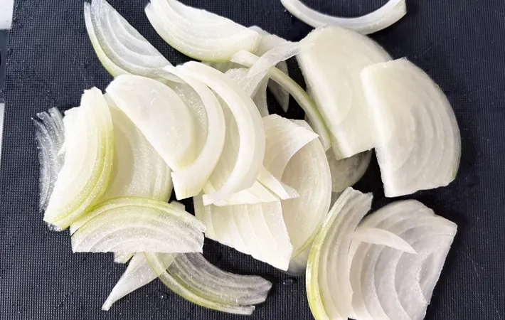 『カニカマ入りクリームグラタン』を作る写真（撮影：エニママ）