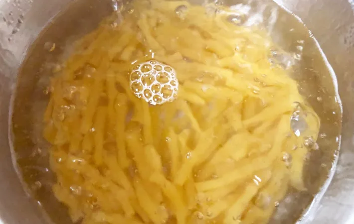 『カニカマ入りクリームグラタン』を作る写真（撮影：エニママ）