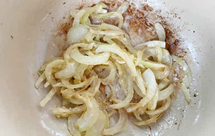 『カニカマ入りクリームグラタン』を作る写真（撮影：エニママ）