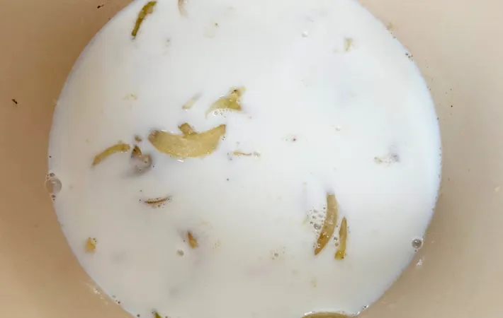 『カニカマ入りクリームグラタン』を作る写真（撮影：エニママ）