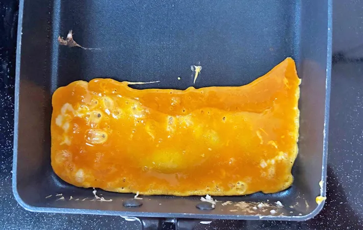 『うずまき玉子焼き』を作る写真（撮影：エニママ）