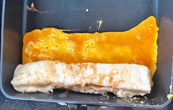 『うずまき玉子焼き』を作る写真（撮影：エニママ）