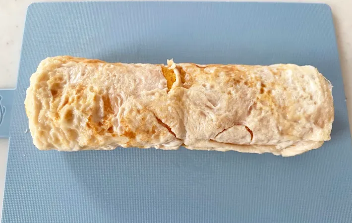 『うずまき玉子焼き』を作る写真（撮影：エニママ）