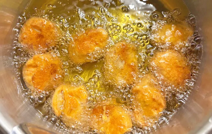 『からあげくん再現レシピ』を作る写真（撮影：エニママ）