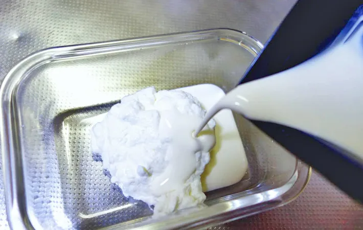 『水切りヨーグルト生チョコ』を作る写真（撮影：エニママ）