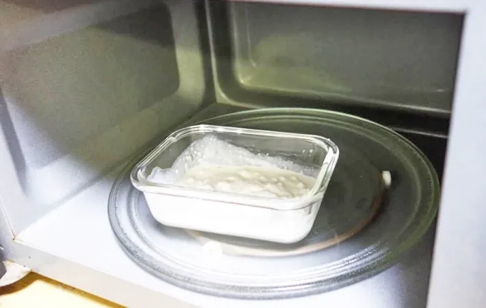 『水切りヨーグルト生チョコ』を作る写真（撮影：エニママ）