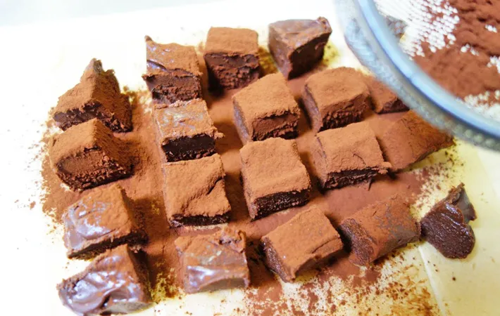 『水切りヨーグルト生チョコ』を作る写真（撮影：エニママ）