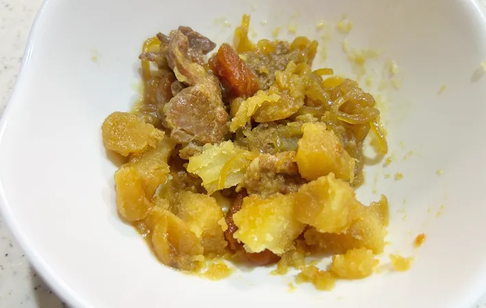 『肉じゃが入り玉子焼き』を作る写真（撮影：エニママ）