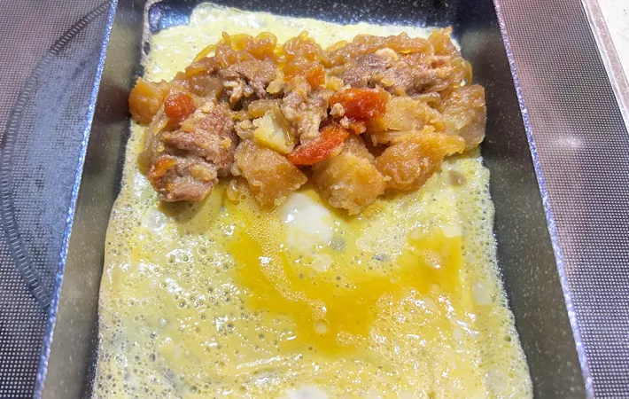 『肉じゃが入り玉子焼き』を作る写真（撮影：エニママ）