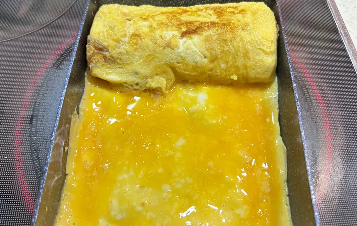 『肉じゃが入り玉子焼き』を作る写真（撮影：エニママ）