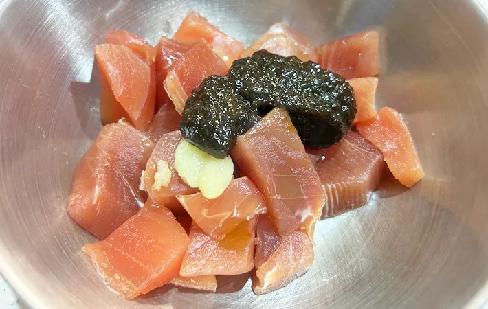 『海苔の佃煮のヅケマグロ』を作る写真（撮影：エニママ）