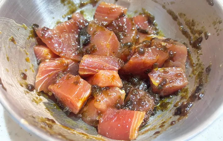 『海苔の佃煮のヅケマグロ』を作る写真（撮影：エニママ）