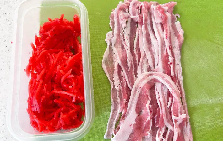 『紅生姜の肉巻き』の材料写真（撮影：エニママ）