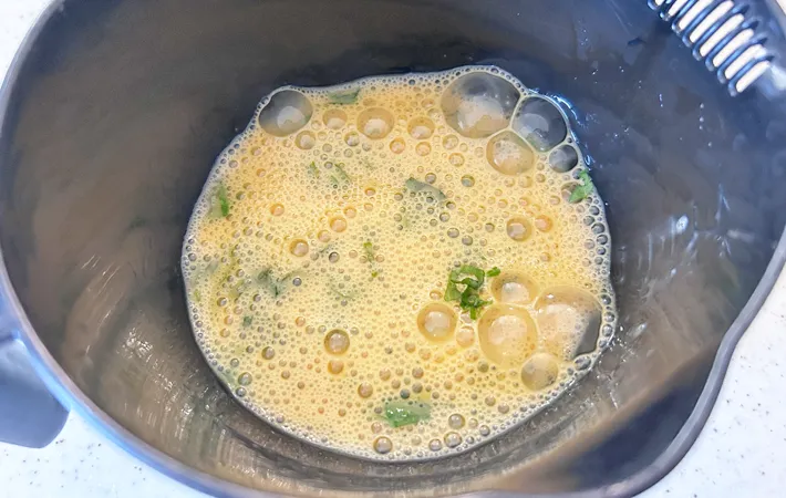 『しそドレッシング玉子焼き』を作る写真（撮影：エニママ）