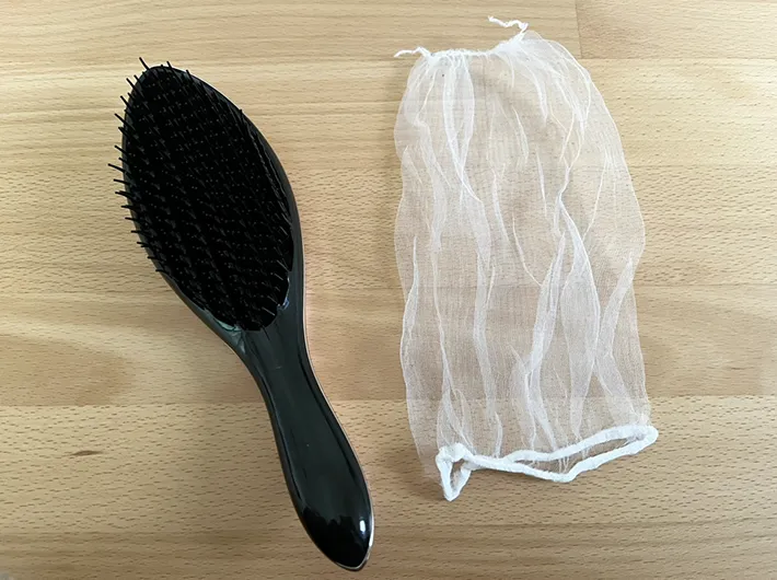 水切りネットとヘアブラシの写真（撮影：grapeライフハック編集部）