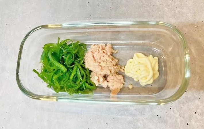 『長ネギツナマヨチーズトースト』を作る写真（撮影：エニママ）