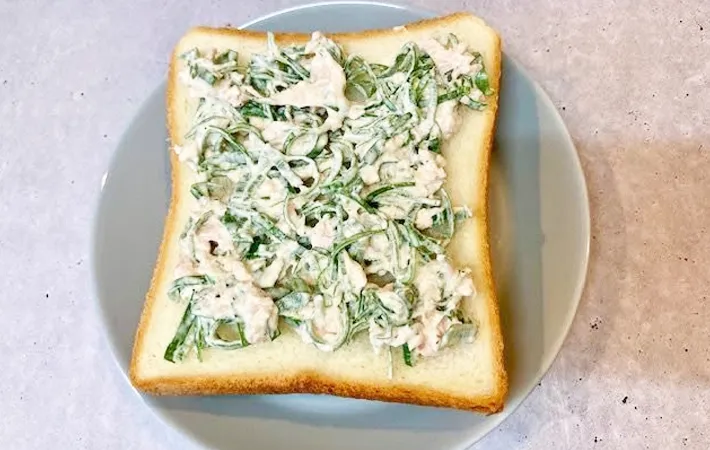 『長ネギツナマヨチーズトースト』を作る写真（撮影：エニママ）