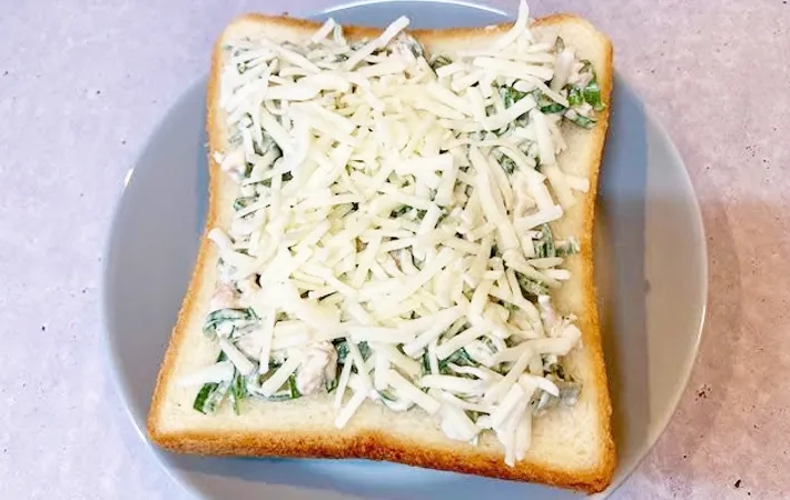 『長ネギツナマヨチーズトースト』を作る写真（撮影：エニママ）