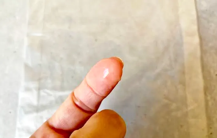 『指に水をつけてビニール袋を開ける』写真（撮影：エニママ）