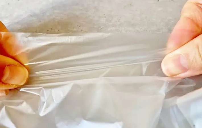 『ビニール袋を開ける裏技』の写真（撮影：エニママ）