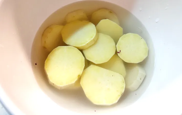 『サツマイモのポタージュ』を作る写真（撮影：エニママ）