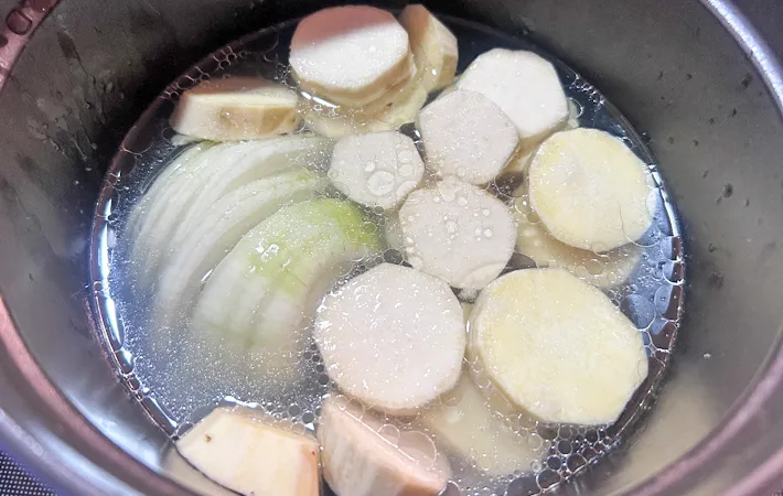 『サツマイモのポタージュ』を作る写真（撮影：エニママ）