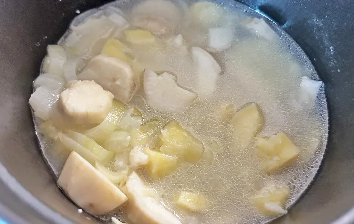 『サツマイモのポタージュ』を作る写真（撮影：エニママ）