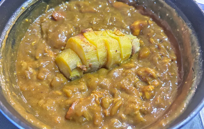 『焼き芋入りカレー』を作る写真（撮影：エニママ）