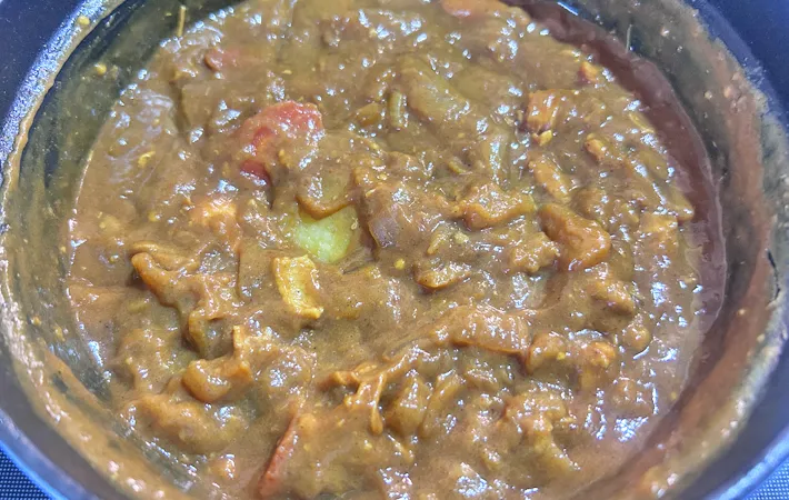 『焼き芋入りカレー』を作る写真（撮影：エニママ）