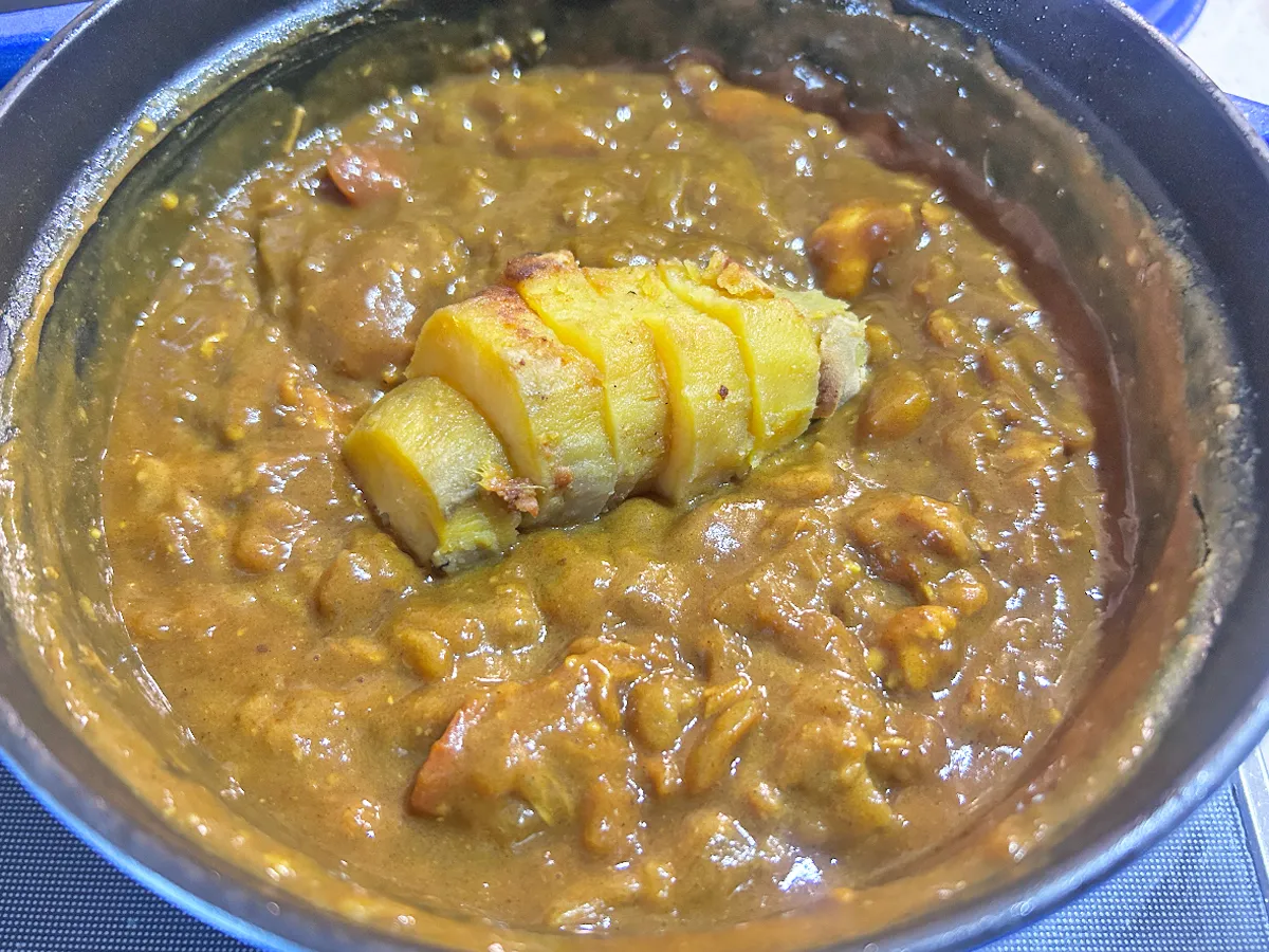 『焼き芋入りカレー』を作る写真(撮影:エニママ)
