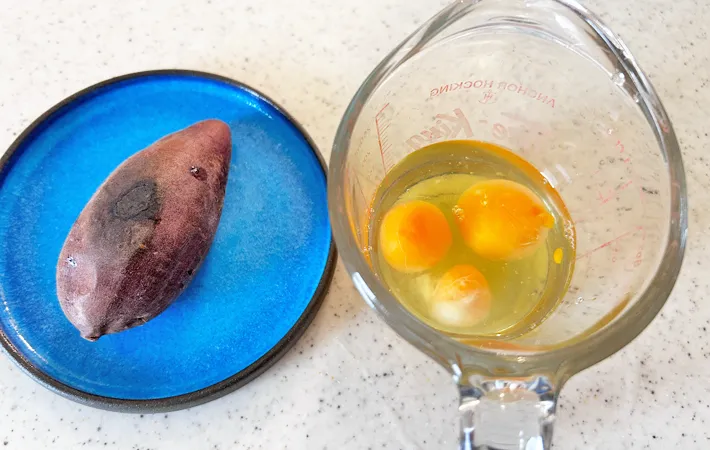 『焼き芋入り玉子焼き』の材料写真（撮影：エニママ）