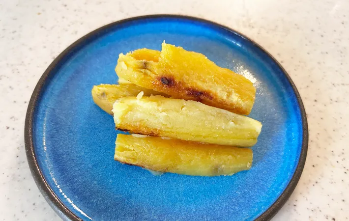 『焼き芋入り玉子焼き』を作る写真（撮影：エニママ）