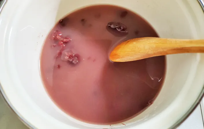 『さけるチーズしるこ』を作る写真（撮影：エニママ）