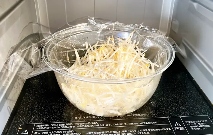 『むね肉のレンジ蒸し』を作る写真（撮影：エニママ）