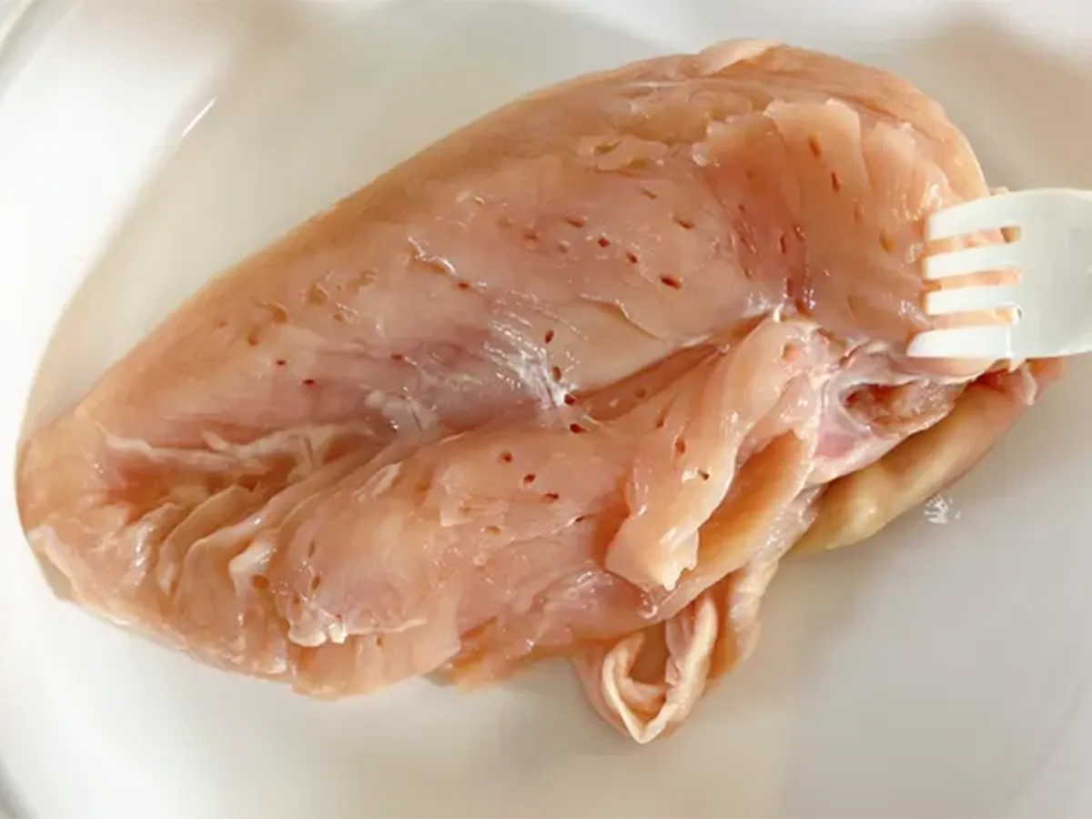 『むね肉のレンジ蒸し　さっぱりしょうゆだれ』の作り方の画像（撮影：エニママ）