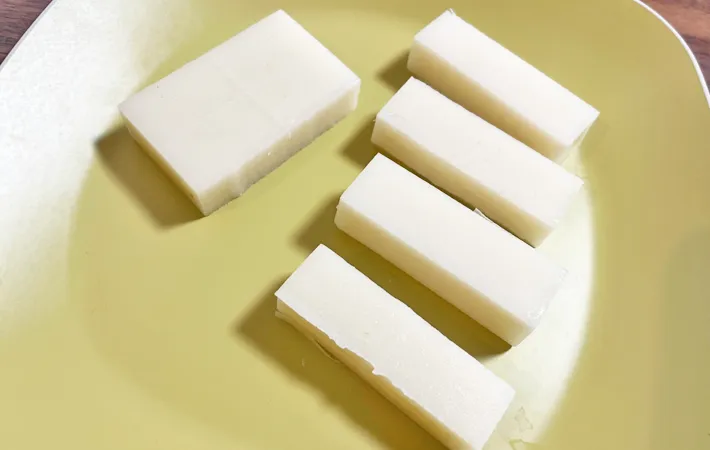 『餅ベーコン』を作る写真（撮影：エニママ）