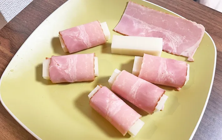 『餅ベーコン』を作る写真（撮影：エニママ）