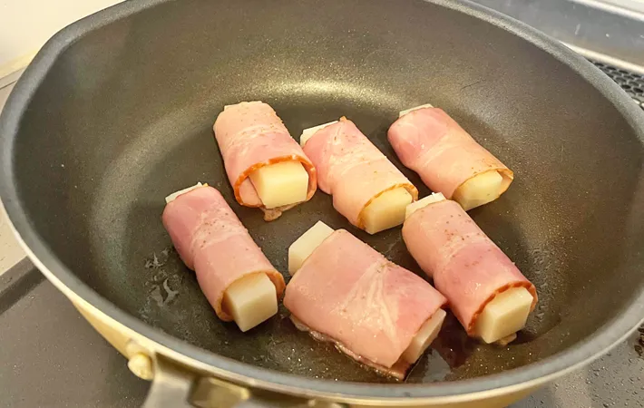 『餅ベーコン』を作る写真（撮影：エニママ）