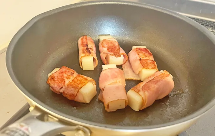 『餅ベーコン』を作る写真（撮影：エニママ）