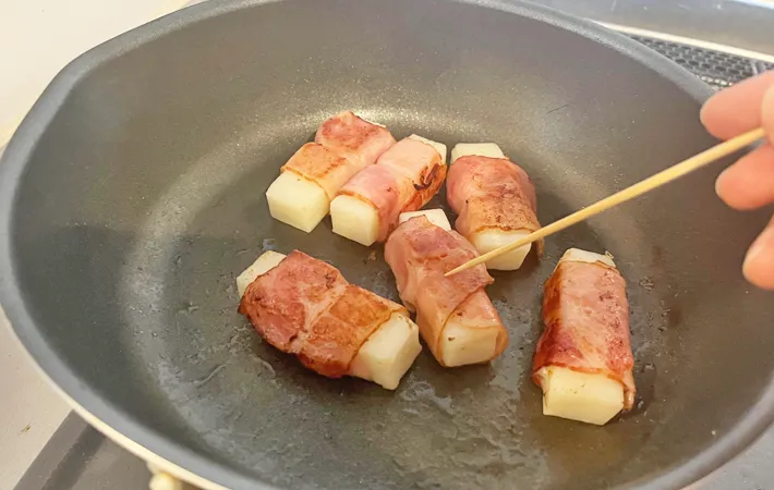 『餅ベーコン』を作る写真（撮影：エニママ）