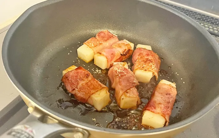 『餅ベーコン』を作る写真（撮影：エニママ）